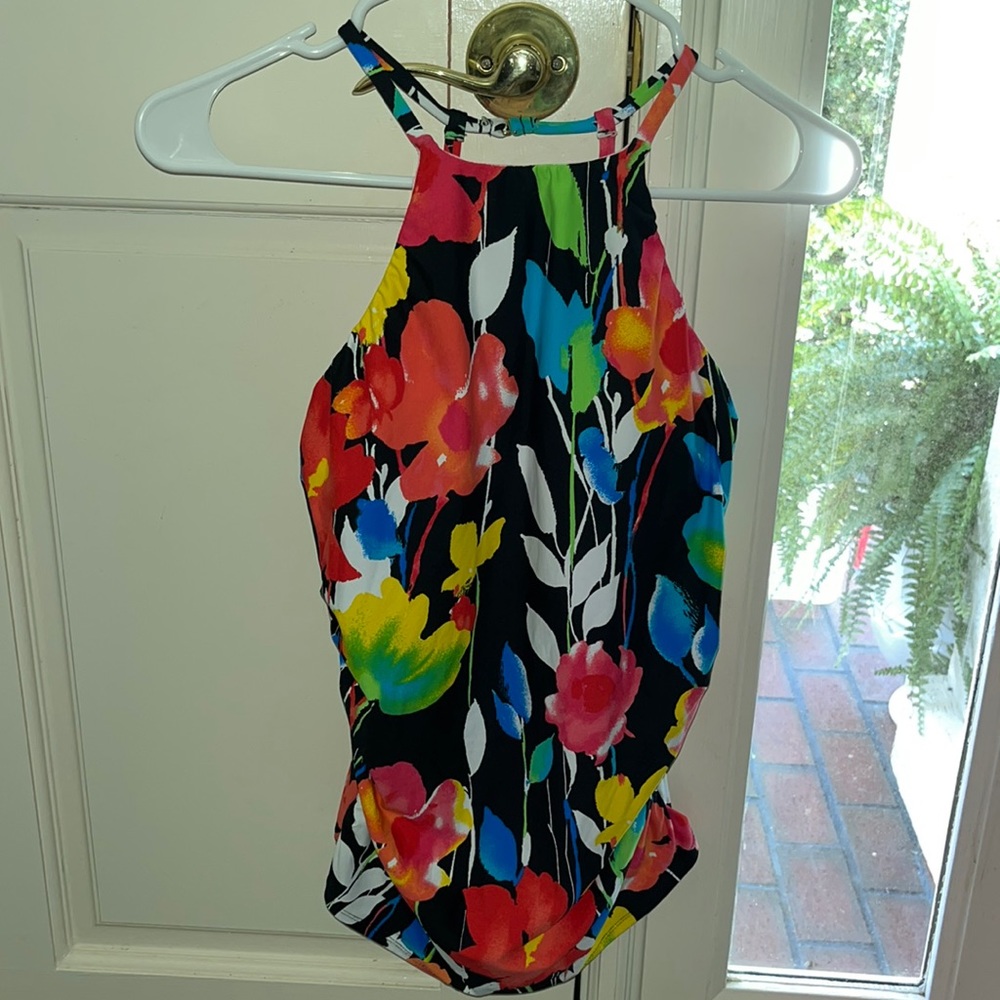 **SOLD**  Anne Cole tankini adjustable top. Medium.  NWOT
